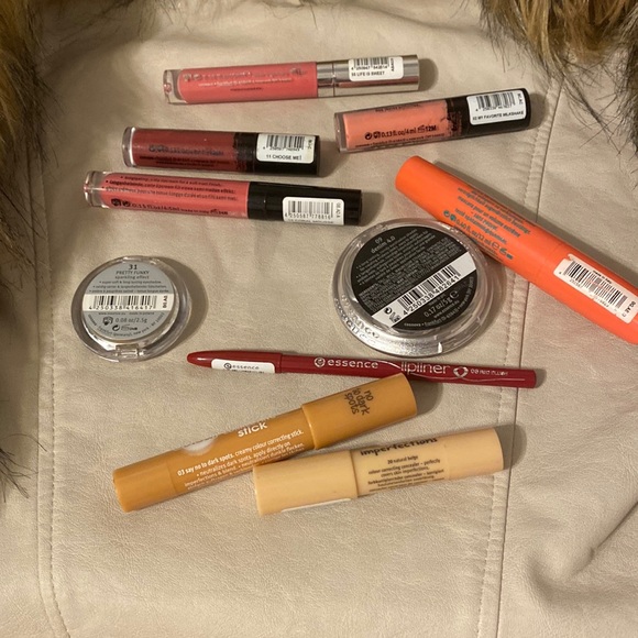 Bundle of 10 essence items(eyeshadow,lipgloss,lip liner,concealer,black mascara) - Picture 11 of 14